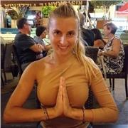 Profesora de Yoga imparte clases para niveles principiantes y intermedio